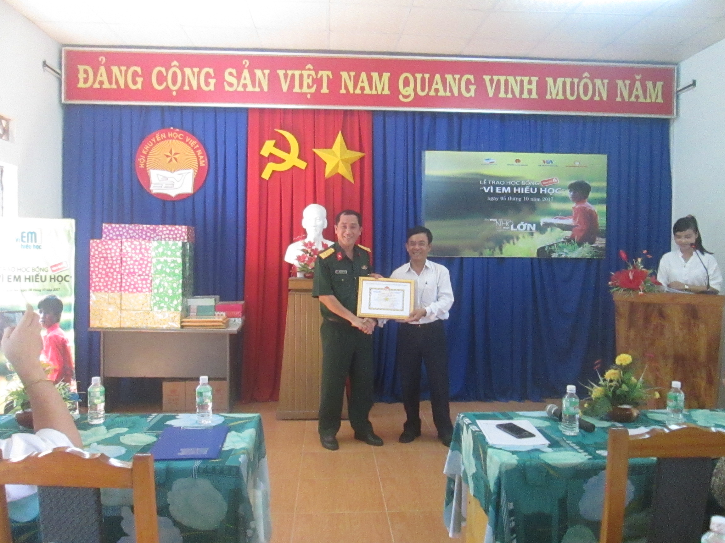 Lễ trao học bổng “Vì em hiếu học” huyện Khánh Sơn