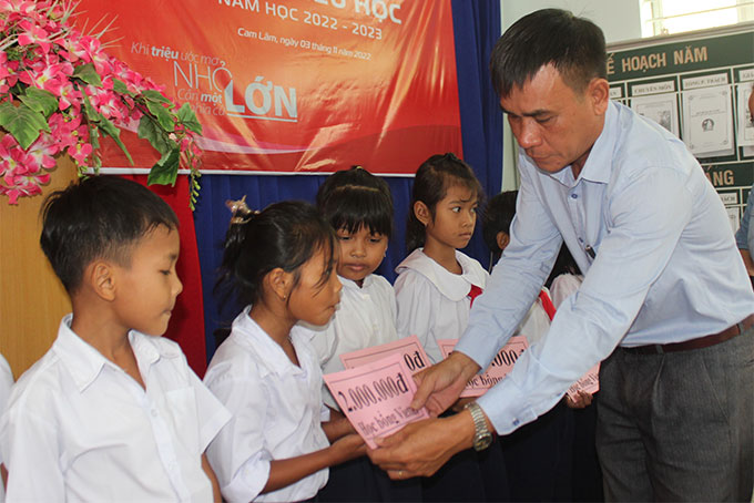 Viettel Khánh Hòa trao 20 học bổng Vì em hiếu học tại huyện Cam Lâm và thị xã Ninh Hòa