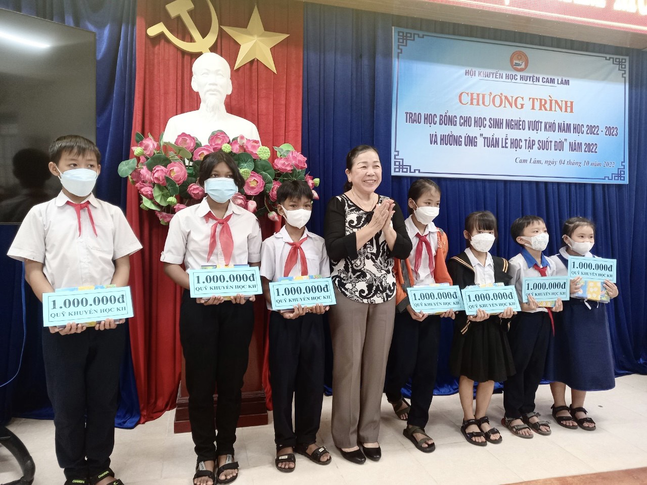Hội Khuyến học huyện Cam Lâm tổ chức trao học bổng vượt khó năm học 2022-2023 và trao thưởng cho người lớn tuổi có đề tài sáng kiến