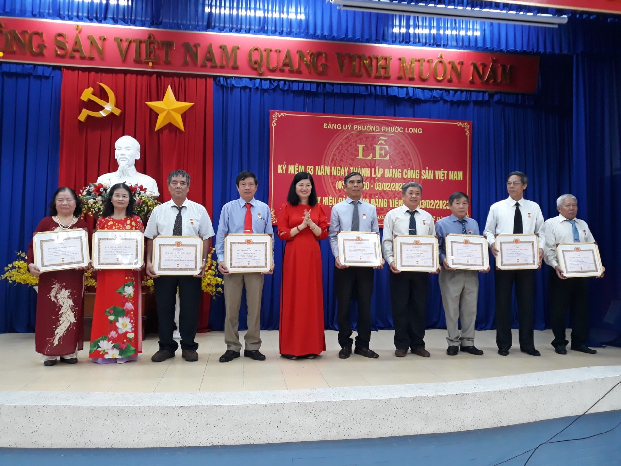 Các cán bộ Hội Khuyến học các cấp được nhận huy hiệu 40 năm tuổi Đảng nhân dịp kỷ niệm 93 năm ngày thành lập Đảng Cộng sản Việt Nam