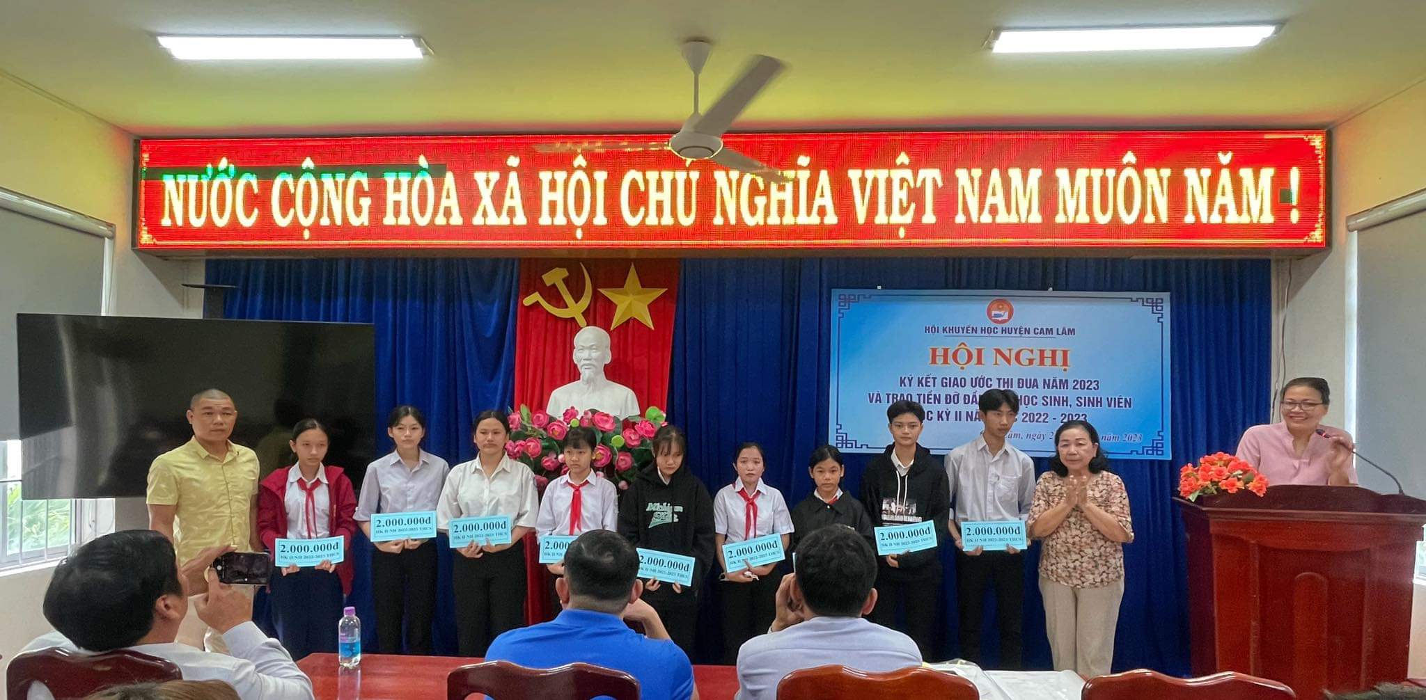 Hội Khuyến học huyện Cam Lâm tổ chức Hội nghị           Ký kết Giao ước thi đua năm 2023 và trao tiền đỡ đầu học kỳ II         năm học 2022 – 2023 cho học sinh, sinh viên có hoàn cảnh khó khăn