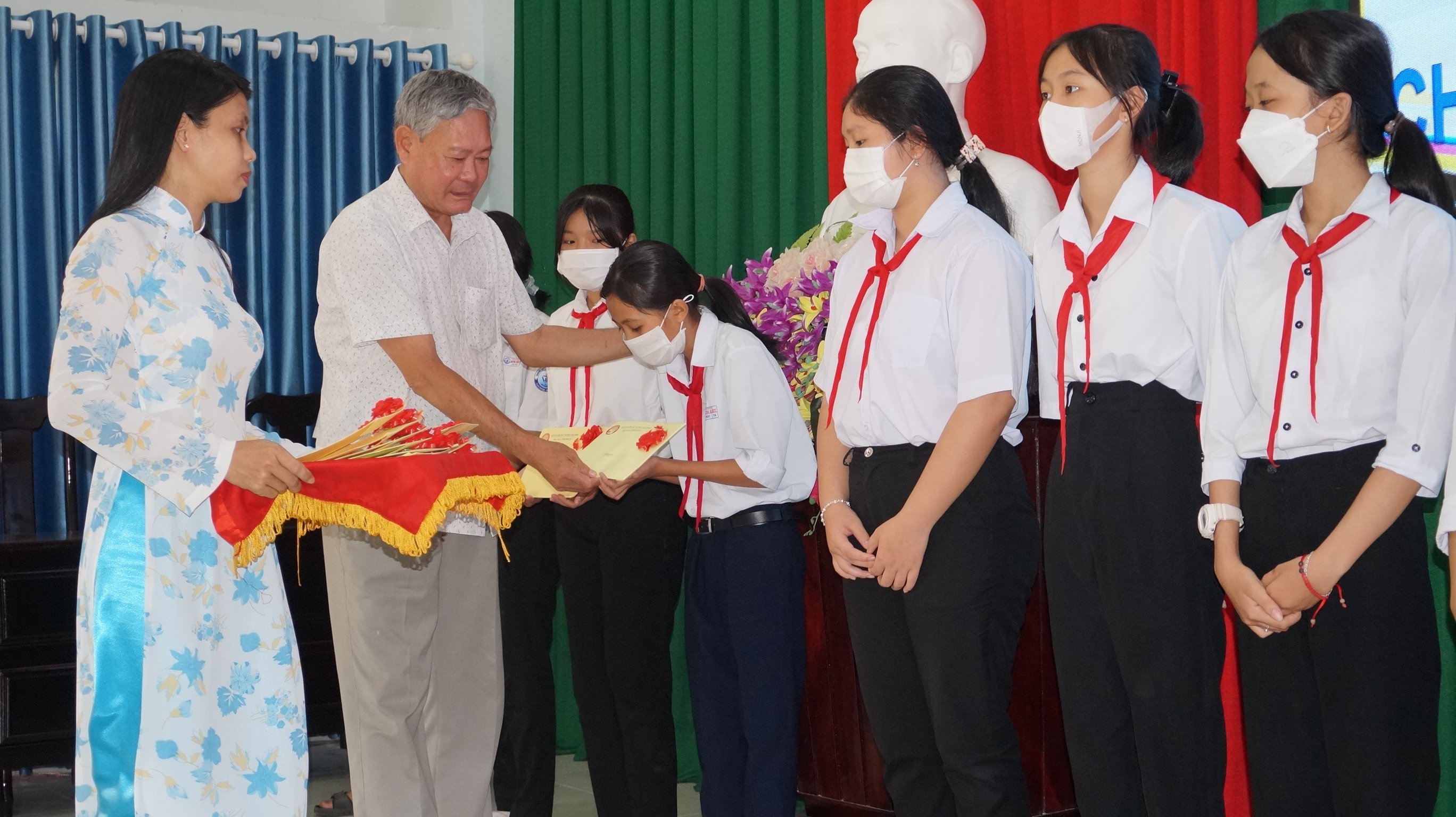 Trao 80 suất học bổng cho học sinh nghèo hiếu học nhân kỷ niệm Ngày Khuyến học Việt Nam 2-10