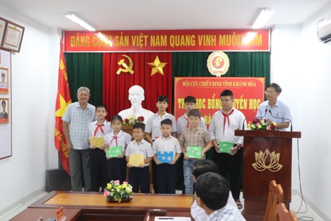 Hội Cựu Chiến binh tỉnh Khánh Hoà trao học bổng năm 2023