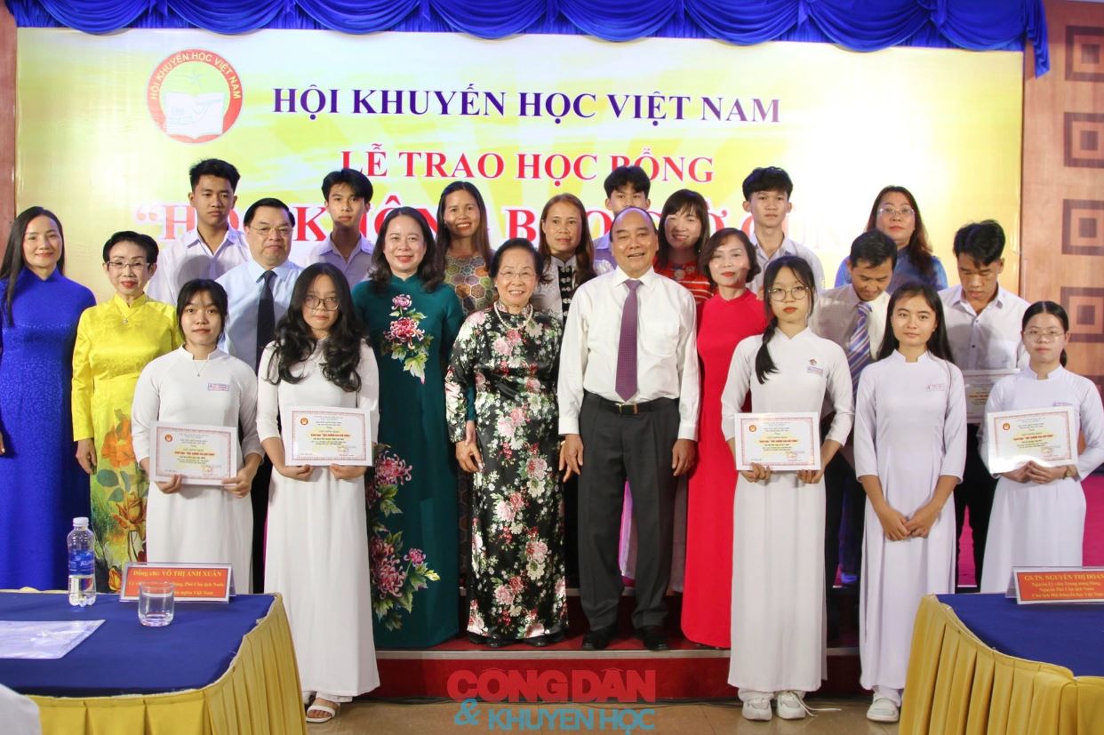 Hội Khuyến học Việt Nam trao 250 suất học bổng Học không bao giờ cùng