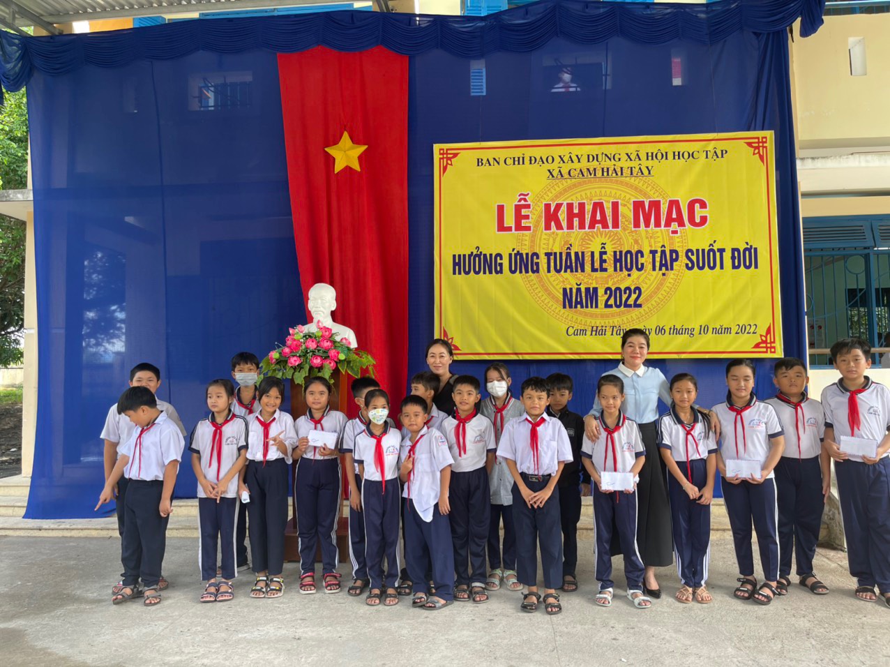 Hội Khuyến học huyện Cam Lâm trao 141 suất học bổng cho các em học sinh nghèo nhân dịp hưởng ứng tuần lễ học tập suốt đời 2022