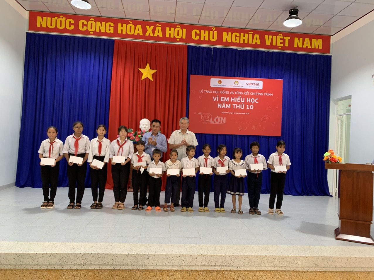 Viettel Khánh Hòa trao 270 suất học bổng Vì em hiếu học cho học sinh có hoàn cảnh khó khăn trên địa bàn tỉnh