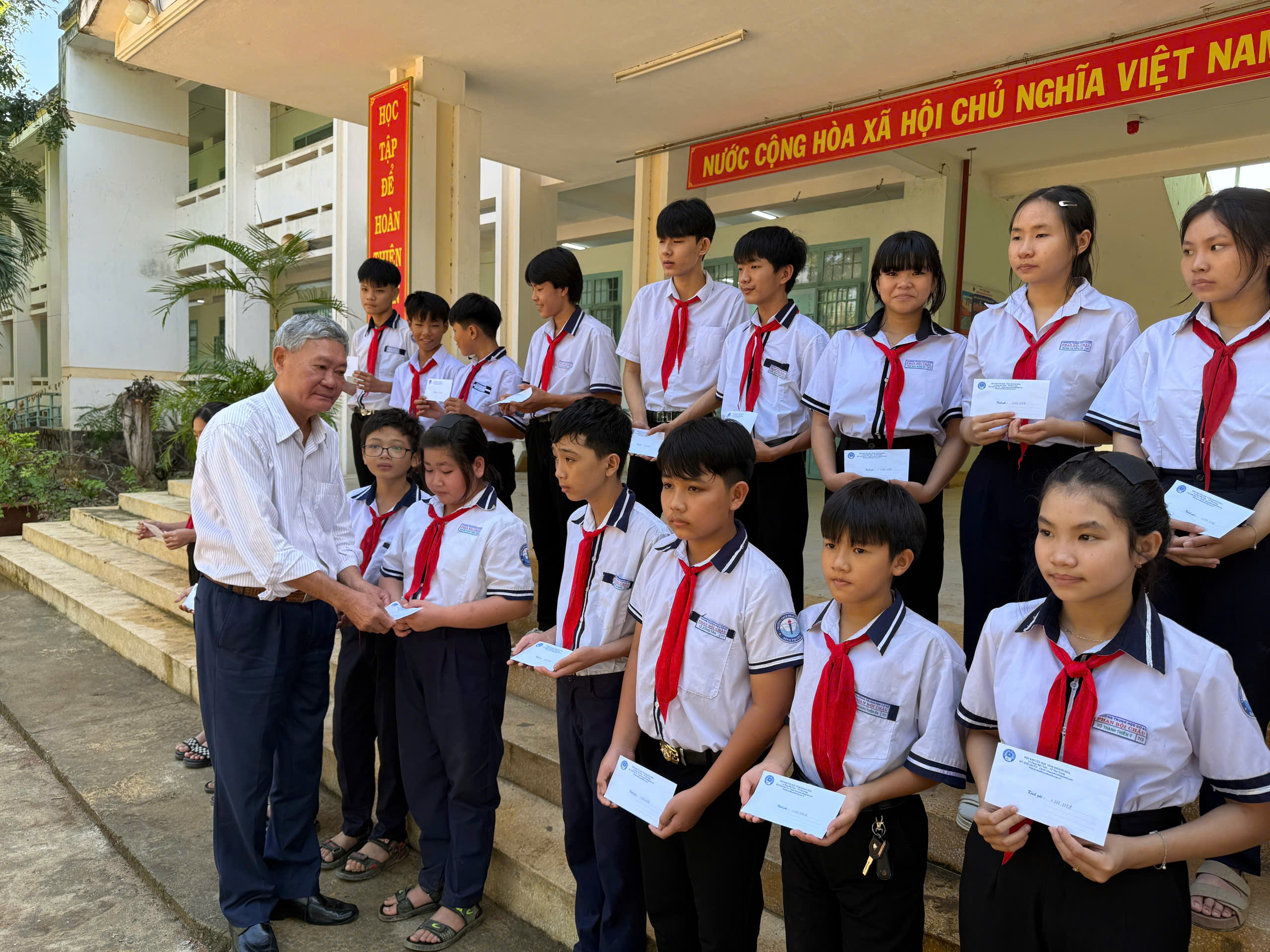 Trao học bổng hỗ trợ cho học sinh bị ảnh hưởng do mưa lũ tại 07 điểm trường